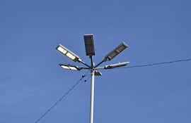 ANDE abandona cable subterráneo y vuelve al aire en la Costanera Norte de Asunción.