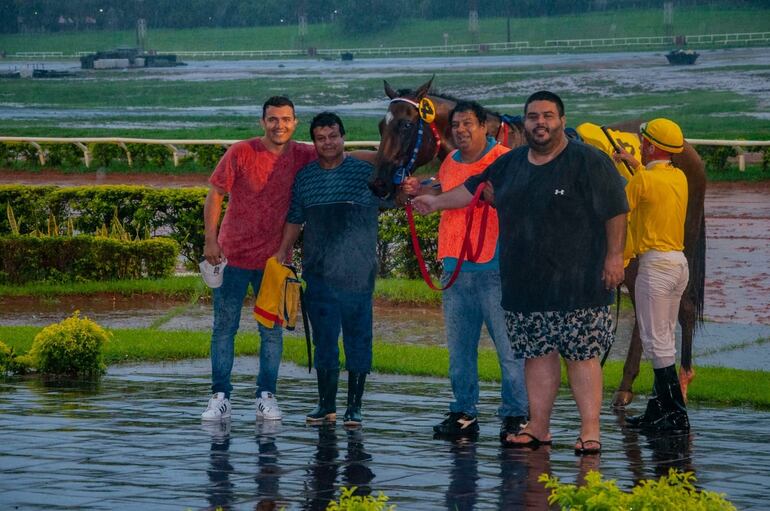 Never Again mantiene su buena performance, llevando nueva victoria a Don Romelio.
