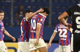 Cecilio Domínguez, jugador de Cerro Porteño, lamenta una lesión en el partido frente a General Caballero de Juan León Mallorquín por la fecha 15 del torneo Clausura 2024 del fútbol paraguayo en el estadio La Nueva Olla, en Asunción.