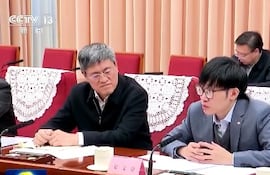 El fundador de DeepSeek, Liang Wenfeng (d) durante una reunión en Pekín con autoridades de China. (captura de pantalla del canal CCTV13 de China)