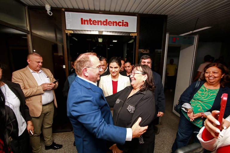 Camilo Pérez exhibe privilegio para hacer proselitismo en sede municipal