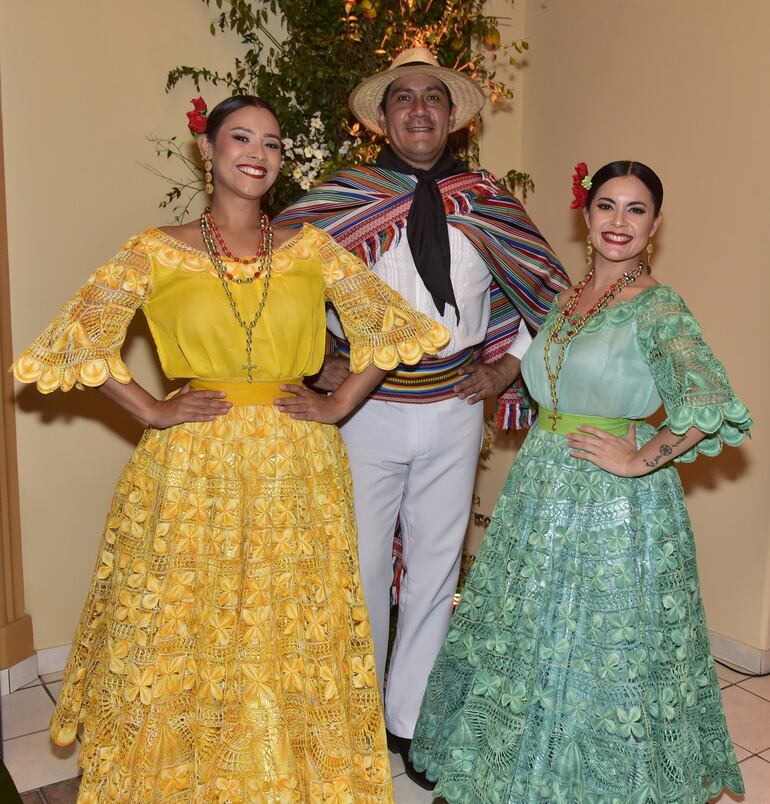 Bailarines luciendo trajes típicos imponentes.