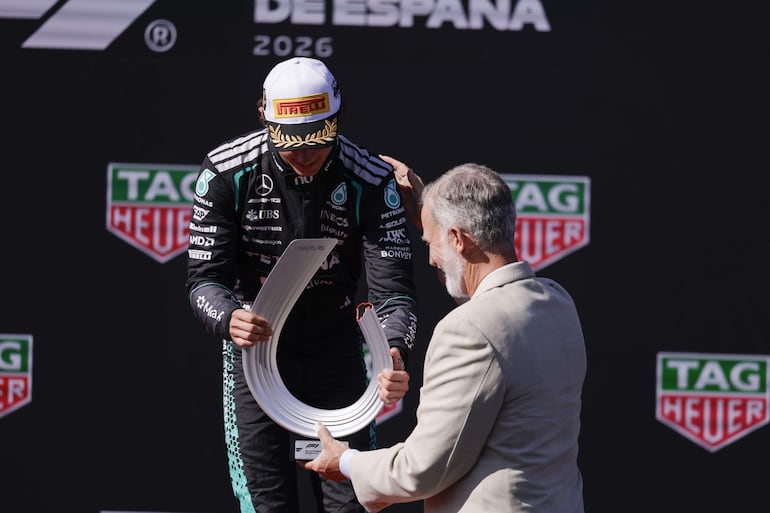 El rey Felipe hace entrega de su galardón al italiano Andrea Kimi Antonelli (Mercedes), líder del campeonato, tras ganar este domingo el Gran Premio de España. (EFE/ Juanjo Martin)

