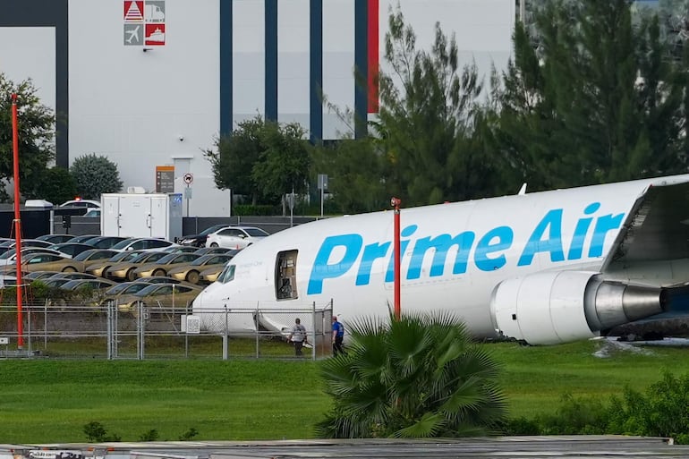 Un avión de carga con el logotipo de Amazon se estrelló al salirse de la pista después de aterrizar en el aeropuerto según informó la Administración Federal de Aviación (FAA, por sus siglas en inglés). EFE/ Alberto Boal