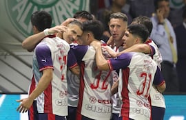 celebran un gol este miércoles, en un partido por los octavos de final de la Copa Libertadores entre Palmeiras y Cerro Porteño, en el Nubank Parque en Sao Paulo (Brasil). EFE/ Sebastiao Moreira
