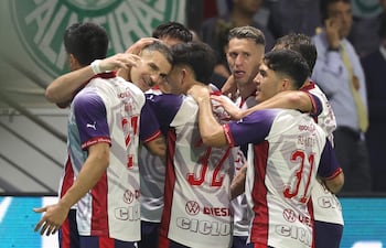 celebran un gol este miércoles, en un partido por los octavos de final de la Copa Libertadores entre Palmeiras y Cerro Porteño, en el Nubank Parque en Sao Paulo (Brasil). EFE/ Sebastiao Moreira