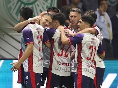 celebran un gol este miércoles, en un partido por los octavos de final de la Copa Libertadores entre Palmeiras y Cerro Porteño, en el Nubank Parque en Sao Paulo (Brasil). EFE/ Sebastiao Moreira