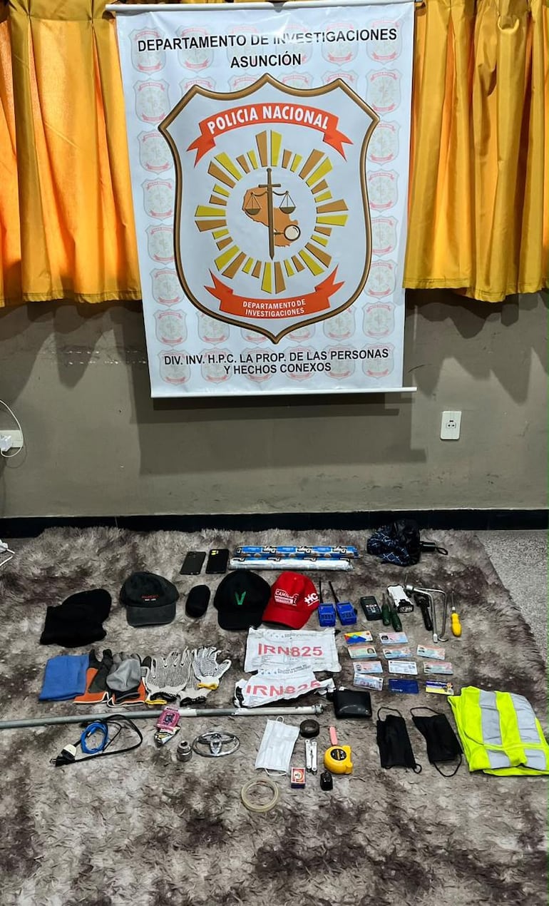 Algunas de las evidencias que fueron encontradas en el interior del vehículos de los ladrones.