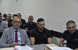 Reinaldo Javier "Cucho" Cabaña Santacruz (centro), principal acusado en el caso Berilo; junto al Abg. Nelson López (izq.) y Marcelo Cabaña, uno de sus hermanos que también están acusados.
