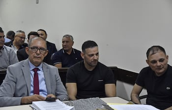 Reinaldo Javier "Cucho" Cabaña Santacruz (centro), principal acusado en el caso Berilo; junto al Abg. Nelson López (izq.) y Marcelo Cabaña, uno de sus hermanos que también están acusados.