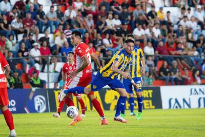 Disputa por el esférico entre el referente ofensivo del “rojo” Clementino González (34 años) y el volante Jorge Mendoza (35). (Foto: APF)