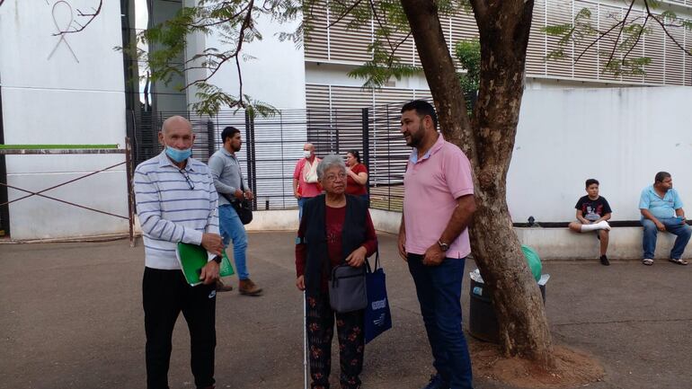 El paciente, Nelson Afara, junto a otros pacientes que quedaron sin ser atendidos.