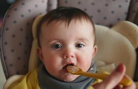 Bebé comiendo.