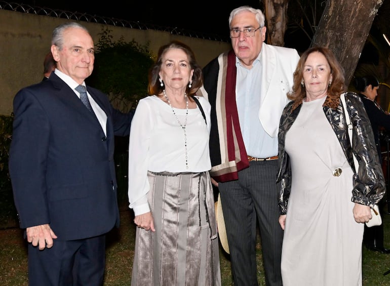 El embajador de Chile en Paraguay, Hernán Brantes Glavic, y su señora Rosana Bellolio Pasini ofrecieron una reunión en la residencia oficial del embajador con motivo de la celebración del 216°aniversario de la Independencia de Chile