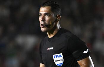 Mario Díaz de Vivar será el encargado hoy de dirigir el duelo entre Blooming y El Nacional.