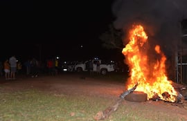 Grupo de personas durante la manifestación contra la firma Roca Negra.