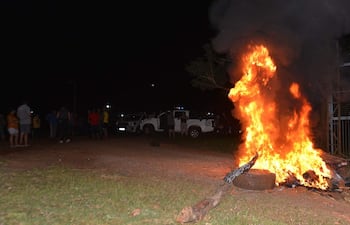 Grupo de personas durante la manifestación contra la firma Roca Negra.