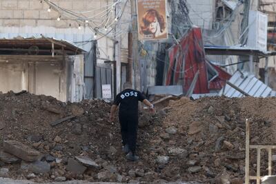Un hombre camina sobre escombros en un camino bloqueado durante una operación militar israelí en Yenin, el pasado 14 de marzo.