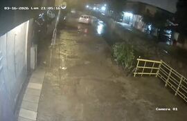 Una conductora cayó con su vehículo a un canal de desagüe pluvial en el Bañado Tacumbú.