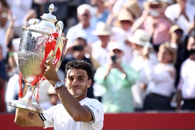 Francisco Cerúndolo, con el trofeo de campeón en Queen's, Londres.