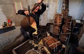 Un trabajador hace muñecas dulces en preparación para las celebraciones de Mawlid en una fábrica tradicional de Bab al-Bahr distrito de El Cairo.