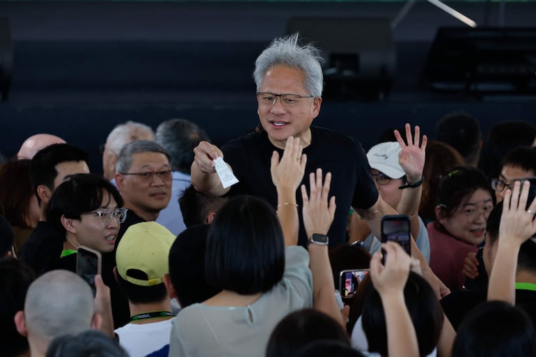 El presidente y director ejecutivo de NVIDIA, Jensen Huang, reparte lociones para la piel a los empleados durante la celebración “NVIDIA Constellation All-Employee Celebration” en Taipéi, Taiwán, el 27 de mayo de 2026. Huang tiene previsto ofrecer una conferencia magistral en el Taipei Music Center el 1 de junio durante el GTC Taipei en el marco de Computex 2026.