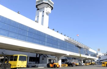 Fue suspendida la huelga de sindicatos de pilotos de las estatales Aerolíneas Argentinas y Austral, en Buenos Aires, que iba a afectar a unos 500 pasajeros de Paraguay, según los datos oficiales.