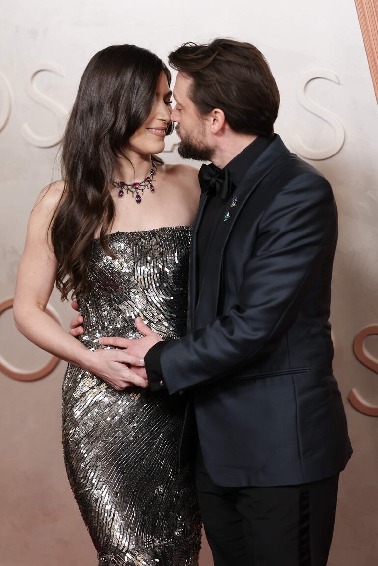 Kieran Culkin y Jazz Charton a los besos en la red carpet de la gala anual número 97 de los Óscar en Hollywood. (EFE/EPA/DAVID SWANSON)
