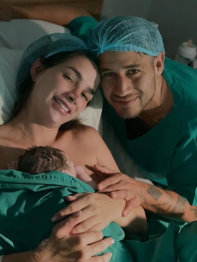 Stephi Ríos e Iván Torres con el recién nacido Thiago.