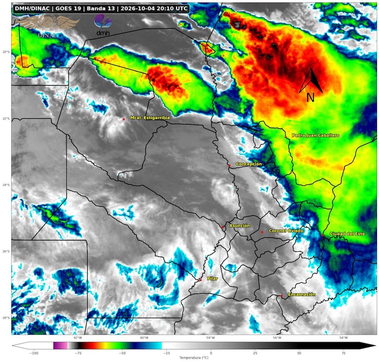 Imagen satelital que muestra formaciones de nubes y temperaturas en Paraguay, sin personas visibles.