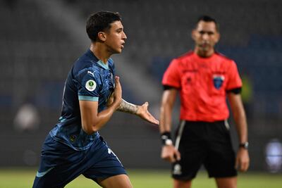 Luca Kmet celebrando uno de los goles que marcó para Paraguay
