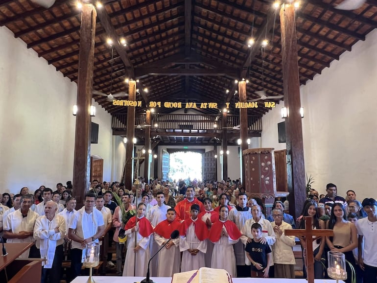 Multitudinaria presencia de fieles en la misa de bendición de palmas realizada en el Templo Jesuita de San Joaquín.