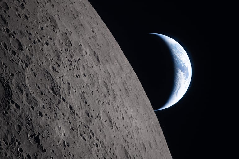 Esta imagen difundida el 7 de abril de 2026 por la NASA muestra a la Tierra en fase creciente poniéndose sobre el limbo lunar, tal como fue vista desde la nave espacial Orion el 6 de abril de 2026. El borde de la superficie visible de la Luna se denomina “limbo lunar”.