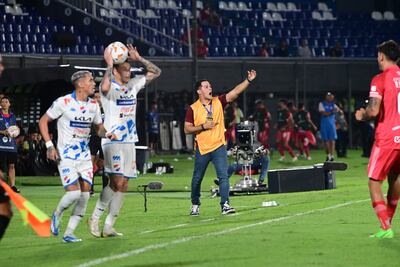 Mientras Brian Blasi se alista para realizar el saque lateral, el entrenador Víctor Bernay da indicaciones a otros futbolistas.