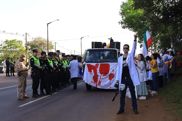Un grupo de médicos participa en una manifestación en la que exigen un reajuste de salarios, dotación en los hospitales y mejores condiciones laborales este viernes, en Cambyretá (Paraguay).