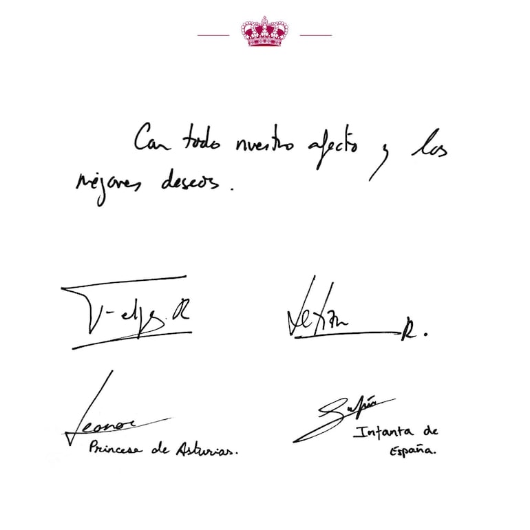 La foto de la familia real española va acompañada de una frase manuscrita: "Con todo nuestro afecto y los mejores deseos" y las firmas de los reyes Felipe y Letizia, la princesa Leonor y la infanta Sofía. (EFE/ Casa de S.M. el Rey)
