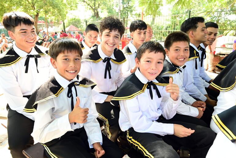 Los niños y adolescentes participan con alegría junto con sus padres en cada celebración. De este modo se transmite la tradición de generación a generación. 