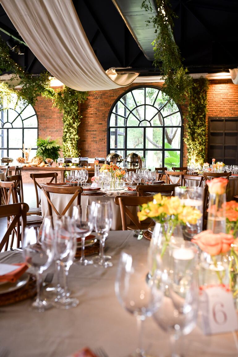 La fiesta de bodas fue en Castillo Remanso y estuvo ambientada por Karen Dalles, con mucho color naranja, cerámica, y flores naturales.
