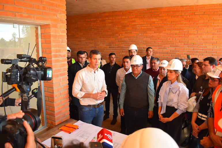 Peña reconoce déficit de rubros docentes mientras se jacta de obras para educación.