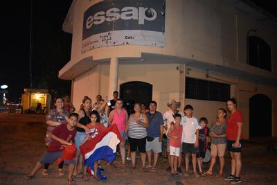Pobladores de la ciudad de San Antonio y Ñemby se manifestaron en la noche de hoy frente al local de la Essap para repudiar la falta de agua.