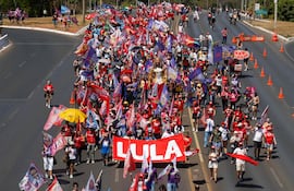 Esta vista aérea muestra a partidarios del presidente de Brasil y candidato a la reelección, Luiz Inácio Lula da Silva, durante una marcha como parte de una movilización nacional del Partido de los Trabajadores (PT) en Brasilia, Brasil, el 13 de septiembre de 2026. Brasil celebrará elecciones presidenciales el 4 de octubre de 2026.