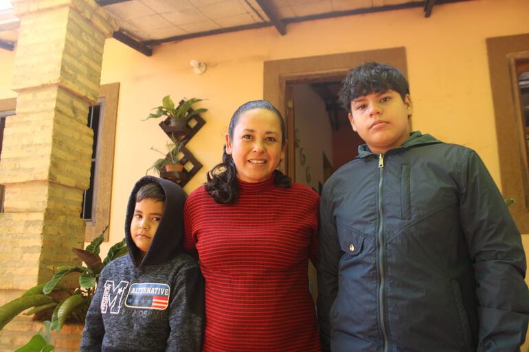 Rosalba Ortiz junto a sus hijos Hiram Benítez y Ciro Benitez.
