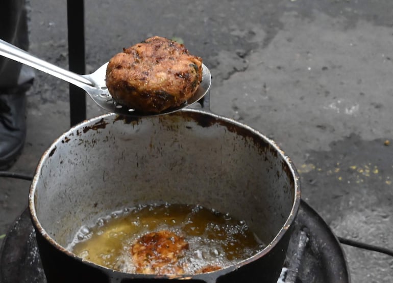 Las comidas típicas que se elaboran mediante frituras incrementan su aporte calórico.
