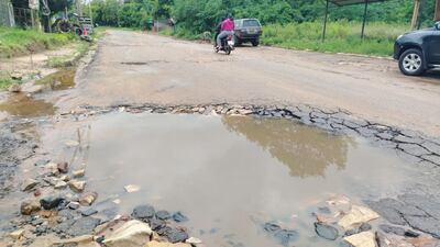 La calle Rita Etelvina Gómez de Aveiro, que une Limpio con Luque, conocida como "Paso Galleta", está en pésimo estado.