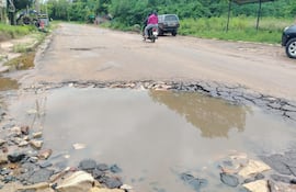 La calle Rita Etelvina Gómez de Aveiro, que une Limpio con Luque, conocida como "Paso Galleta", está en pésimo estado.
