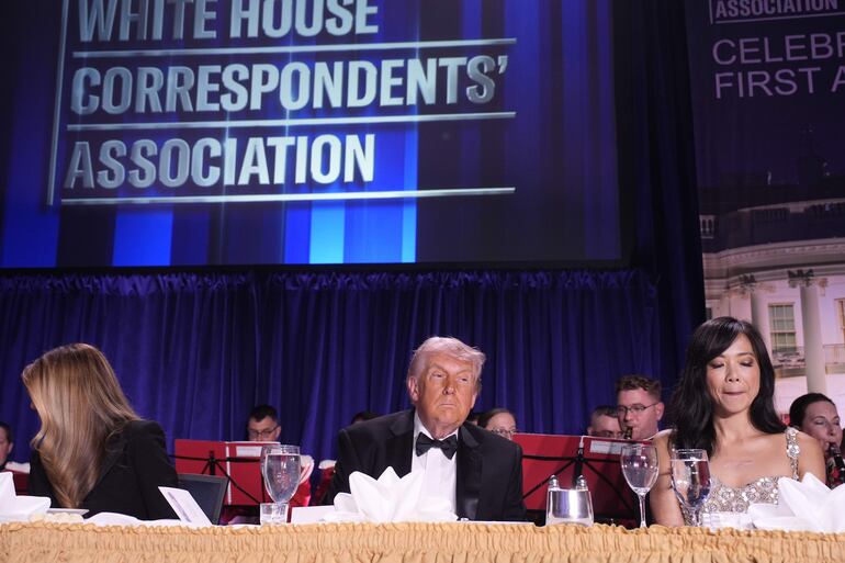 El presidente de Estados Unidos, Donald Trump, en la cena de la Asociación de Corresponsales de la Casa Blanca en el hotel Washington Hilton en Washington, D.C., el 25 de abril de 2026. El presidente Trump y la primera dama Melania Trump fueron evacuados previamente del evento tras un tiroteo dentro del hotel.