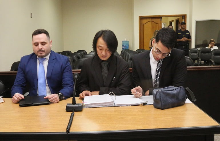 Fiscales Deny Yoon Pak (centro) y Silvio Corbeta Dinamarca (izquierda), encargados del caso A Ultranza.