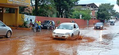 El acceso al colegio Santo Domingo de Presidente Franco quedó inundado.