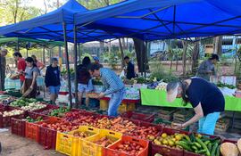 Karu Soberano en la Plaza Italia con distintos productos.