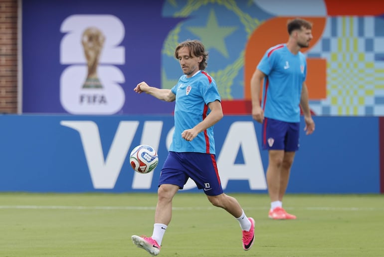 Luka Modric de Croacia entrena este martes, en Dallas (Estados Unidos).